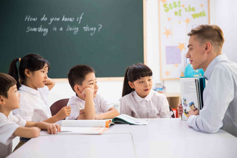 教师小学生幸福上课摄影清晰图片