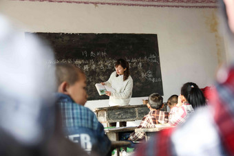 乡村女教师和小学生在教室里