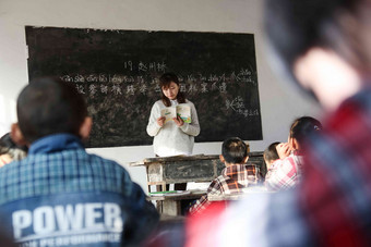 乡村女教师和小学生在教室里