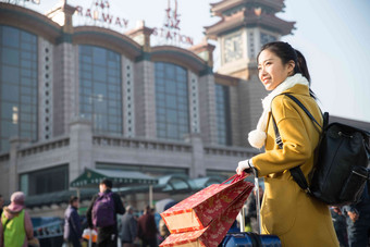 青年女人在站前广场