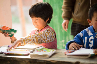 乡村小学里的小学生