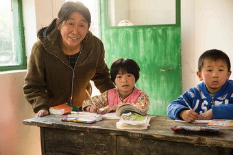 乡村女教师小学生中国贫穷成年人高质量照片