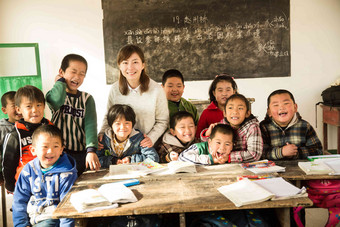 乡村女教师和小学生在教室里