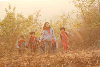 乡村女教师和学生在户外