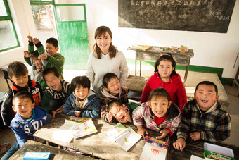 乡村女教师和小学生在教室里