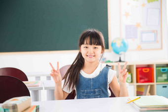 小学女生在教室里渴望高清照片