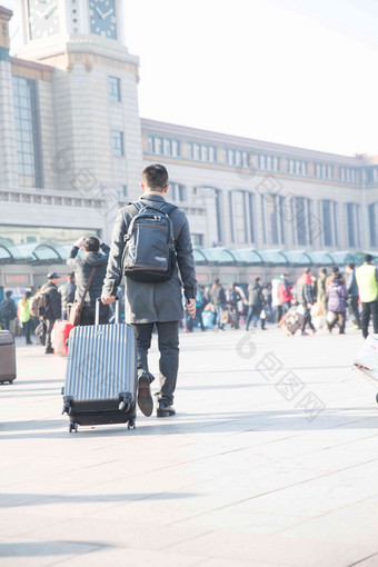 男人在车站广场亚洲人高清影相