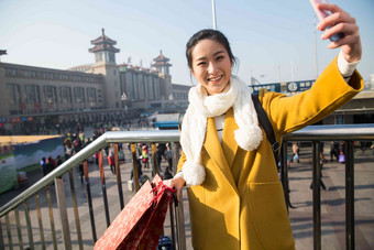 青年女人在站前广场