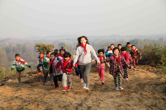 乡村女教师玩耍社会问题跑改变氛围场景