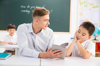 老师在指导小学生学习教师写实照片