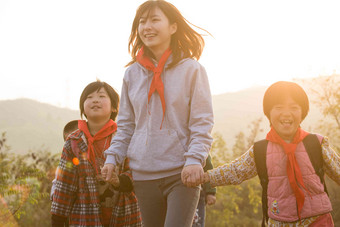 乡村女教师和学生在户外