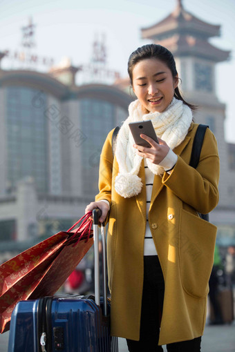 青年女人在站前广场