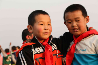 欢乐学生男孩四个人乐观高端场景