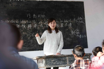 乡村女教师和小学生在教室里