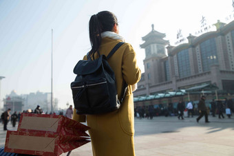 青年女人在站前广场