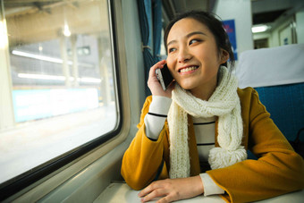 青年女人在火车上旅行氛围影相