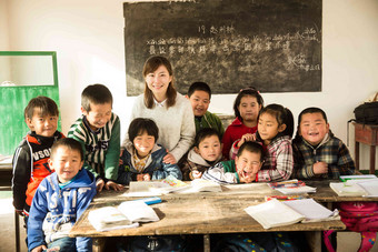 乡村女教师和小学生在教室里