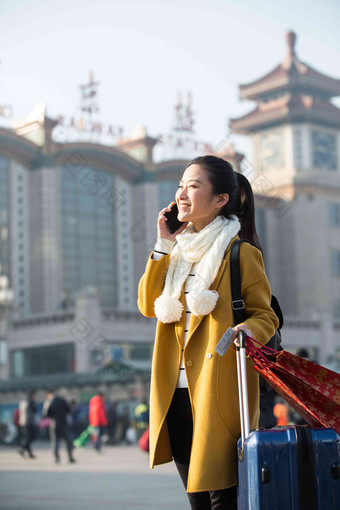 青年女人在站前广场