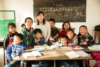 乡村女教师和小学生在教室里