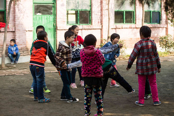 乡村小学生在学校平房拍摄