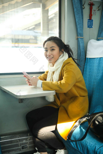 青年女人在火车上东亚清晰相片