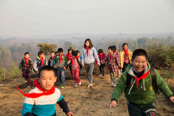 乡村女教师和学生在玩耍