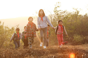 乡村女教师和学生在户外