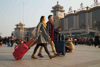 青年广场快乐离开旅行图片