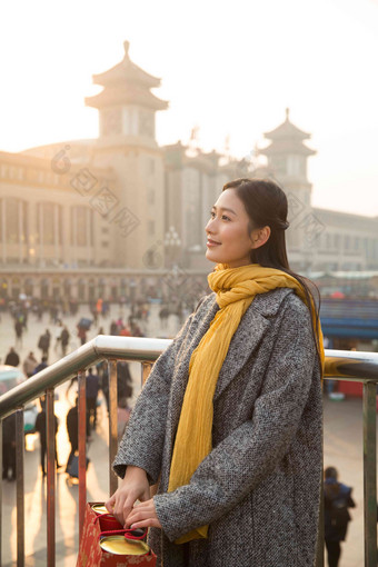 青年女人在<strong>站前广场</strong>