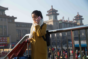 青年女人在站前广场