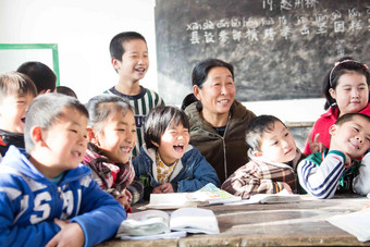 乡村女教师和小学生在教室里