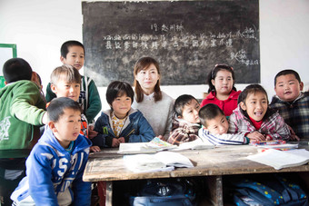 乡村女教师和小学生在教室里