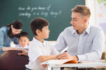 教师小学生学习黑板青年人