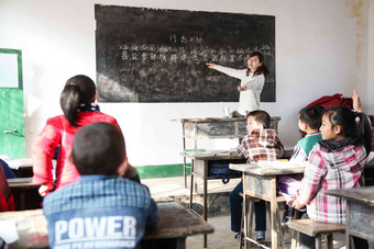 乡村女教师和小学生在教室里