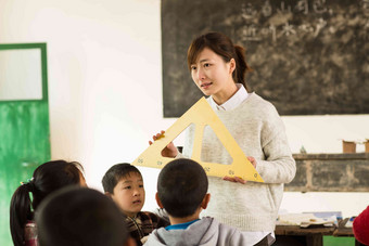 乡村女教师和小学生在教室里