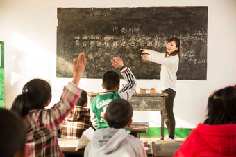 乡村女教师和小学生在教室里