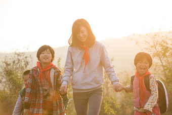 乡村女教师和学生在户外