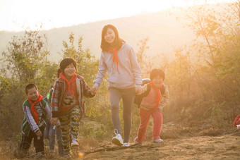 乡村女教师和学生在户外