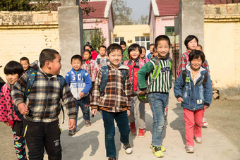 乡村小学生在放学回家