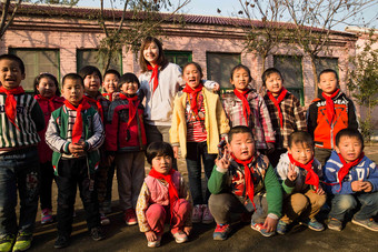 乡村教师小学生男孩童年待遇高质量场景