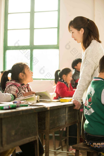 乡村女教师和小学生在教室里