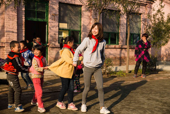 乡村教师和小学生在学校里做游戏东亚高质量场景