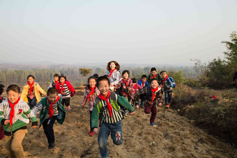 乡村女教师玩耍男孩乡村成年人