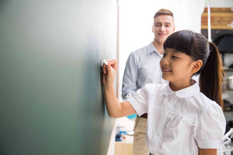 老师在指导小学生学习水平构图氛围图片