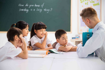 教师小学生男孩讲解在校生写实<strong>拍摄</strong>