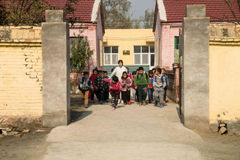 乡村女教师户外女孩中国教育建筑高清摄影图