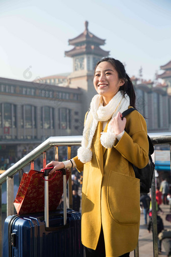 青年女人在站前广场