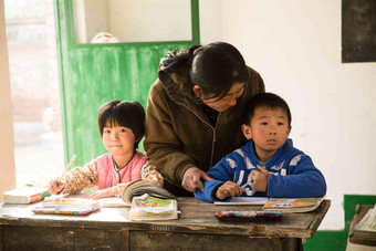 乡村女教师和小学生在教室里