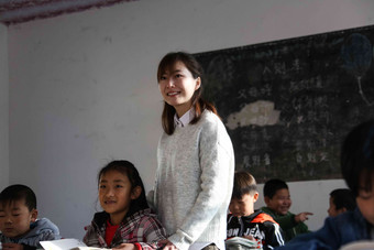 乡村女教师小学生学习童年人氛围图片
