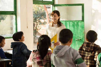 乡村女教师和小学生在教室里